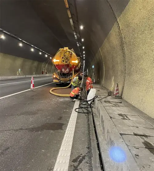 丰满隧道排水渠清淤